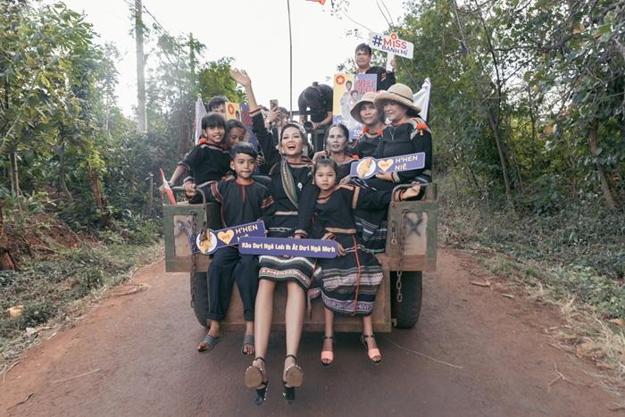 Lập kỳ tích tại Miss Universe, HHen Niê lái công nông trở về buôn làng trong tình thương ngập lối-13