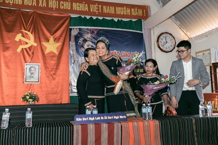 Lập kỳ tích tại Miss Universe, HHen Niê lái công nông trở về buôn làng trong tình thương ngập lối-15