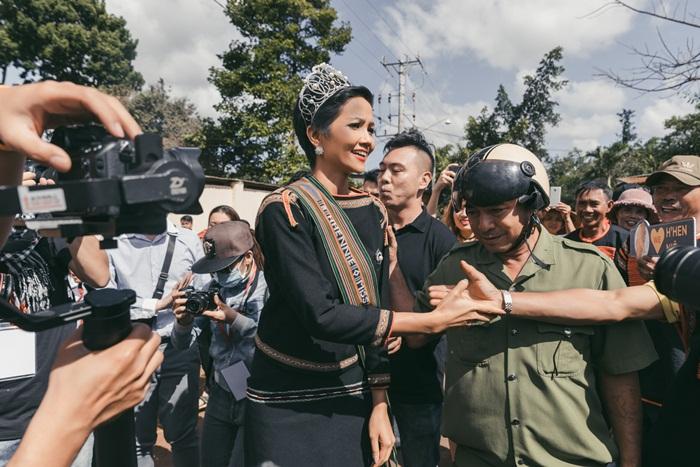 Lập kỳ tích tại Miss Universe, HHen Niê lái công nông trở về buôn làng trong tình thương ngập lối-2