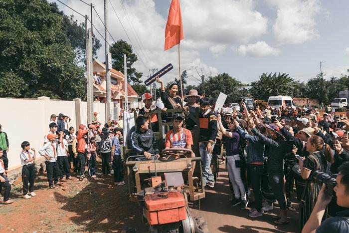 Lập kỳ tích tại Miss Universe, HHen Niê lái công nông trở về buôn làng trong tình thương ngập lối-3