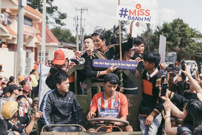 Lập kỳ tích tại Miss Universe, HHen Niê lái công nông trở về buôn làng trong tình thương ngập lối-4