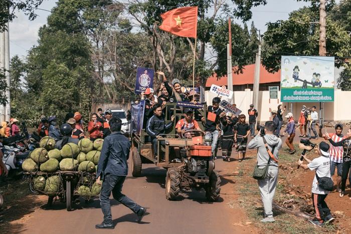 Lập kỳ tích tại Miss Universe, HHen Niê lái công nông trở về buôn làng trong tình thương ngập lối-5