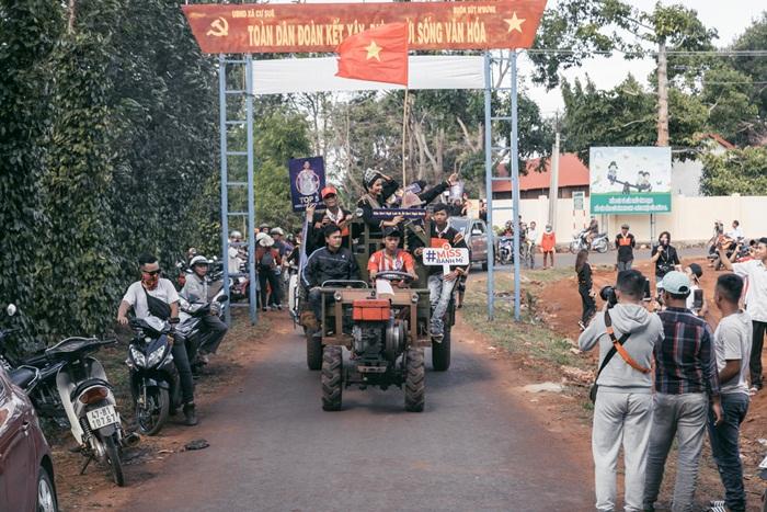 Lập kỳ tích tại Miss Universe, HHen Niê lái công nông trở về buôn làng trong tình thương ngập lối-6