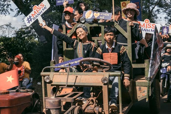 Lập kỳ tích tại Miss Universe, HHen Niê lái công nông trở về buôn làng trong tình thương ngập lối-7
