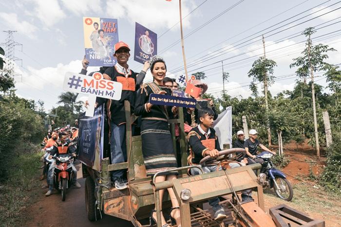 Lập kỳ tích tại Miss Universe, HHen Niê lái công nông trở về buôn làng trong tình thương ngập lối-9
