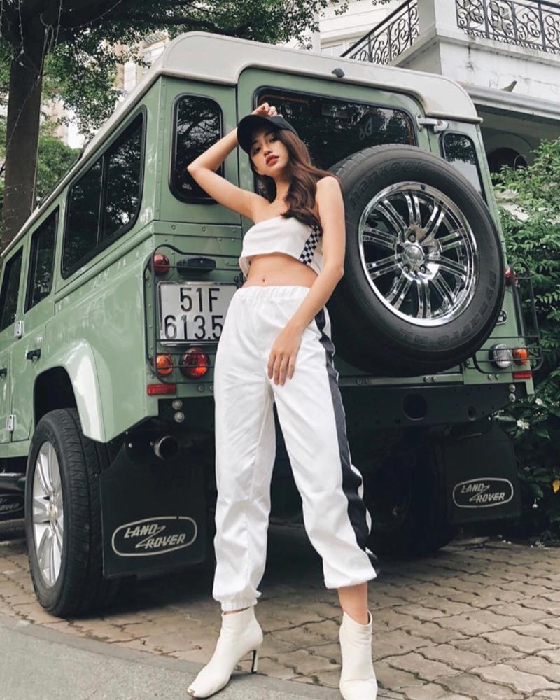 Giữa rừng mỹ nhân lăng-xê mốt áo lông ấm áp, Thiều Bảo Trang hóa quý cô party sexy với đầm ống 60cm-11