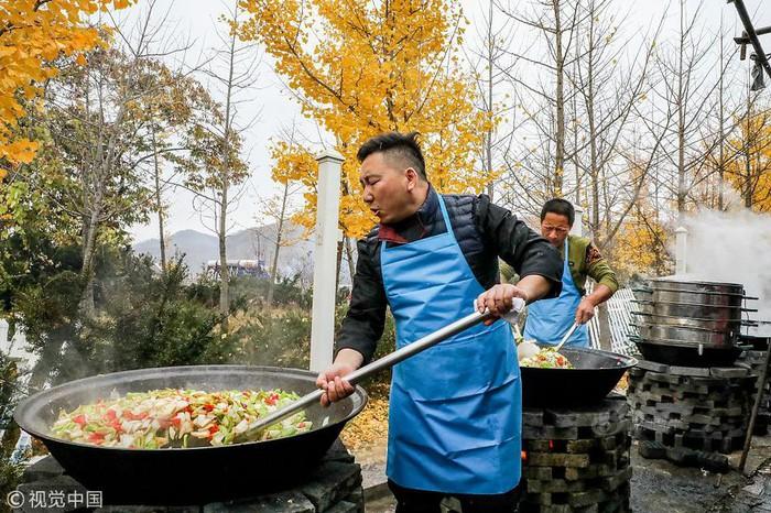 Choáng với tiệc cưới toàn bào ngư, cá hồi phục vụ 1.500 khách ở nông thôn Trung Quốc-2