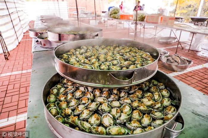 Choáng với tiệc cưới toàn bào ngư, cá hồi phục vụ 1.500 khách ở nông thôn Trung Quốc-3