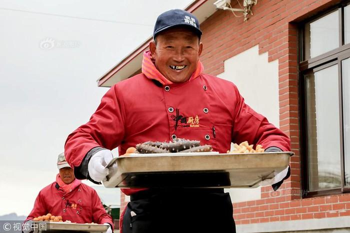 Choáng với tiệc cưới toàn bào ngư, cá hồi phục vụ 1.500 khách ở nông thôn Trung Quốc-4