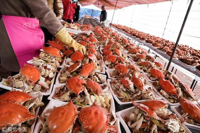 Choáng với tiệc cưới toàn bào ngư, cá hồi phục vụ 1.500 khách ở nông thôn Trung Quốc-5