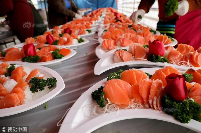 Choáng với tiệc cưới toàn bào ngư, cá hồi phục vụ 1.500 khách ở nông thôn Trung Quốc-6