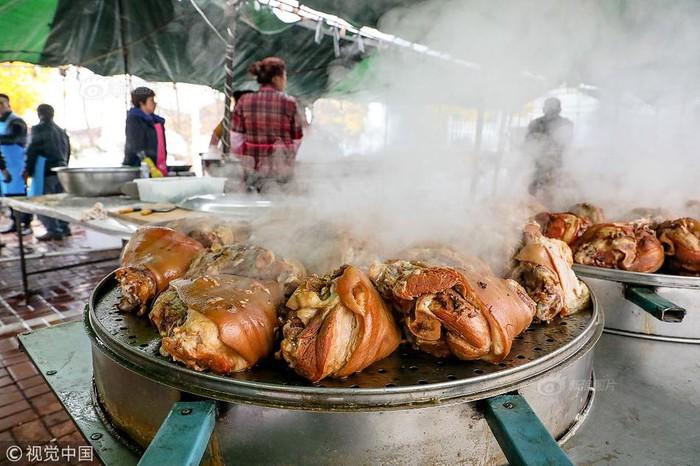 Choáng với tiệc cưới toàn bào ngư, cá hồi phục vụ 1.500 khách ở nông thôn Trung Quốc-7