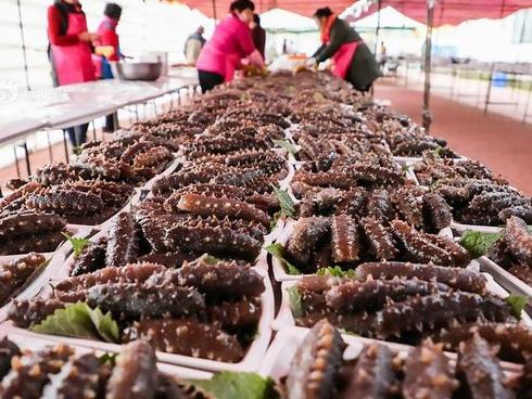 Choáng với tiệc cưới toàn bào ngư, cá hồi phục vụ 1.500 khách ở nông thôn Trung Quốc