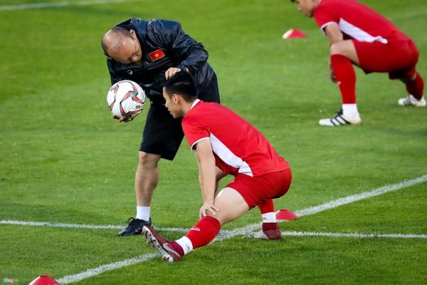 HLV Park Hang Seo đỏ mặt tía tai giải thích về nụ hôn với Văn Quyết-2