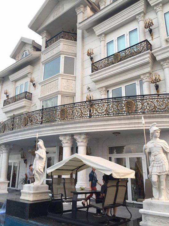 Biệt thự xa hoa như cung điện của các mỹ nhân Việt-6