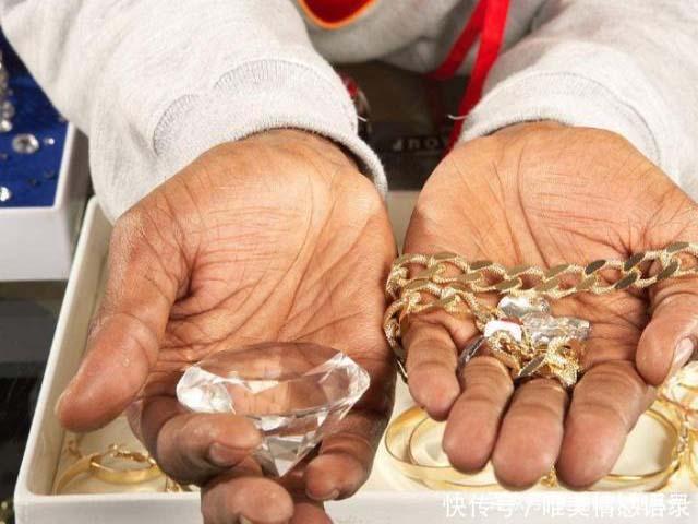 Có một nơi ở châu Phi kim cương bán rẻ bèo nhưng khách du lịch chẳng thèm mua-1