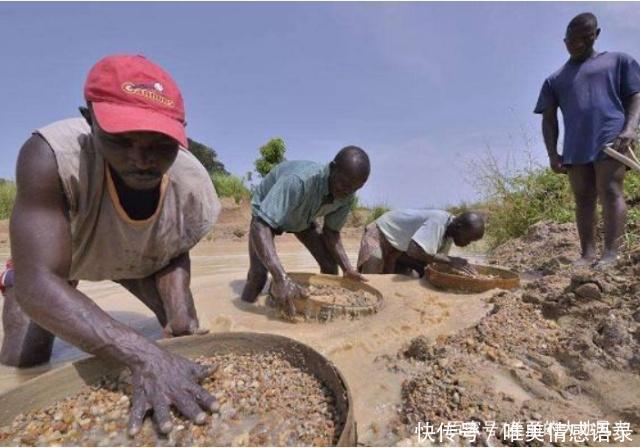 Có một nơi ở châu Phi kim cương bán rẻ bèo nhưng khách du lịch chẳng thèm mua-2