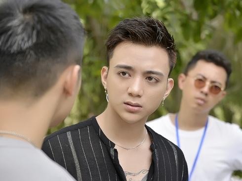 Hoàng thượng của Chi Pu hôn trai đẹp cuồng nhiệt trong phim đam mỹ-11