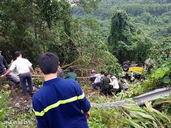 Xe khách rơi trên đèo Hải Vân, 21 sinh viên bị nạn