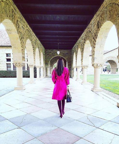 Giữa thời điểm bị soi bầu bí, Phạm Hương bất ngờ che mặt khoe dáng chuẩn chụp từ đằng sau-4