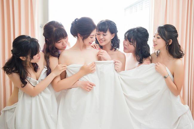 Cô dâu trẻ vô tư nude cùng dàn phù dâu khiến cộng đồng mạng phẫn nộ-6