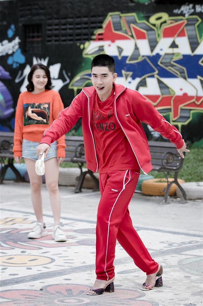 Chi Dân húi đầu cua nhưng lại đi giày cao gót trong MV mới-6