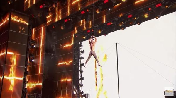 Americas Got Talent: Giở trò nuốt kiếm, Quán quân Tìm kiếm tài năng Nga suýt chết!-1