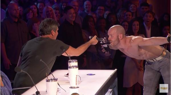 Americas Got Talent: Giở trò nuốt kiếm, Quán quân Tìm kiếm tài năng Nga suýt chết!-2