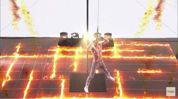 Americas Got Talent: Giở trò nuốt kiếm, Quán quân Tìm kiếm tài năng Nga suýt chết!-3