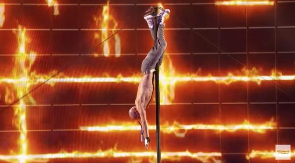 Americas Got Talent: Giở trò nuốt kiếm, Quán quân Tìm kiếm tài năng Nga suýt chết!-4