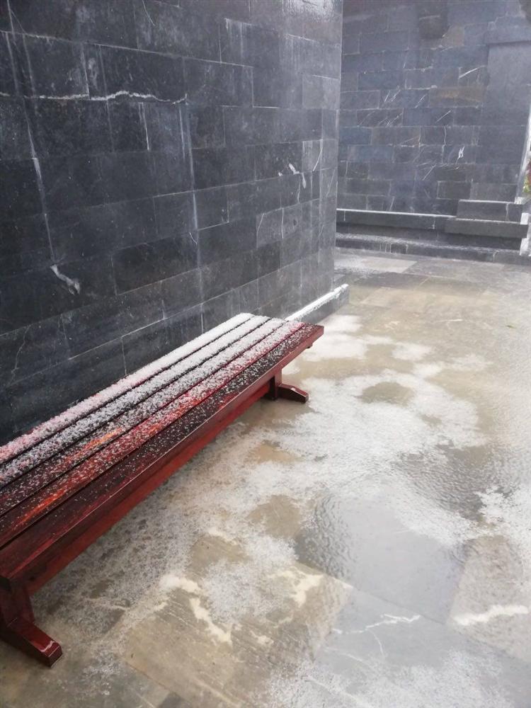 Chưa từng có: Mưa và tuyết cùng rơi phủ trắng Fansipan-4