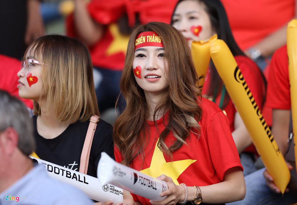 CĐV nữ xinh đẹp tiếp lửa cho tuyển Việt Nam đối đầu Iraq-1