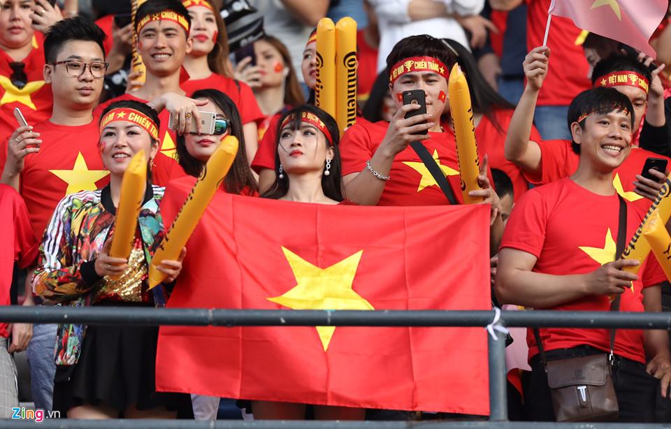 CĐV nữ xinh đẹp tiếp lửa cho tuyển Việt Nam đối đầu Iraq-2