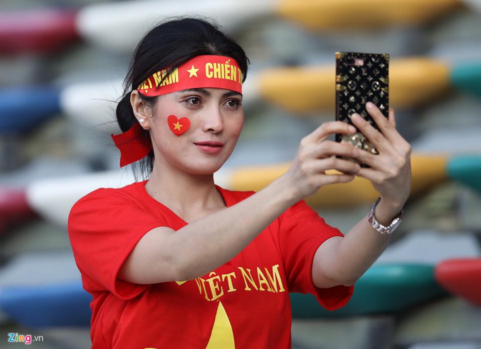 CĐV nữ xinh đẹp tiếp lửa cho tuyển Việt Nam đối đầu Iraq-3