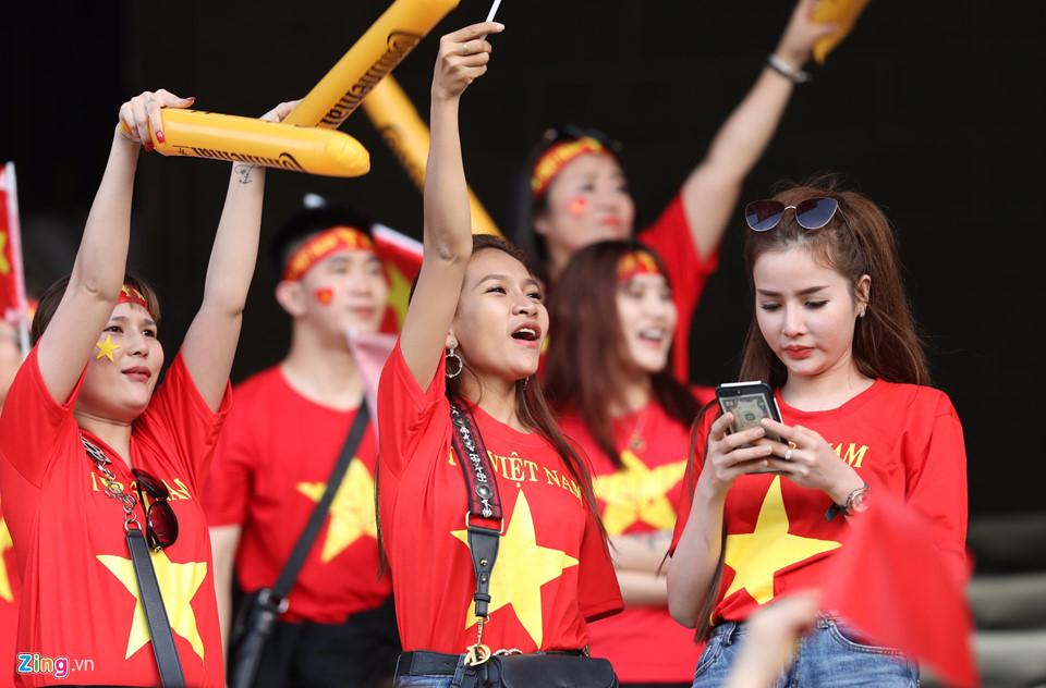 CĐV nữ xinh đẹp tiếp lửa cho tuyển Việt Nam đối đầu Iraq-5