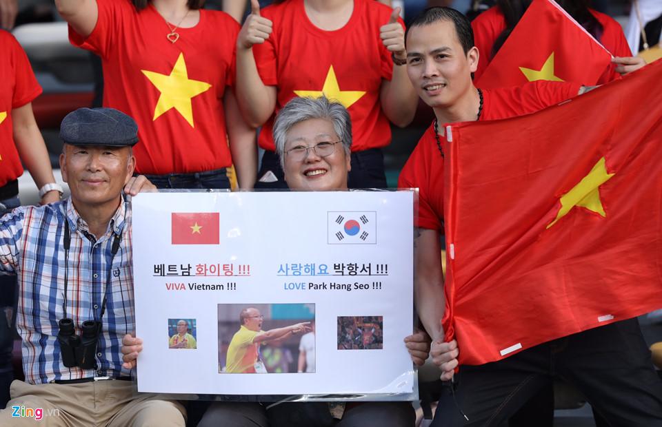 CĐV nữ xinh đẹp tiếp lửa cho tuyển Việt Nam đối đầu Iraq-6