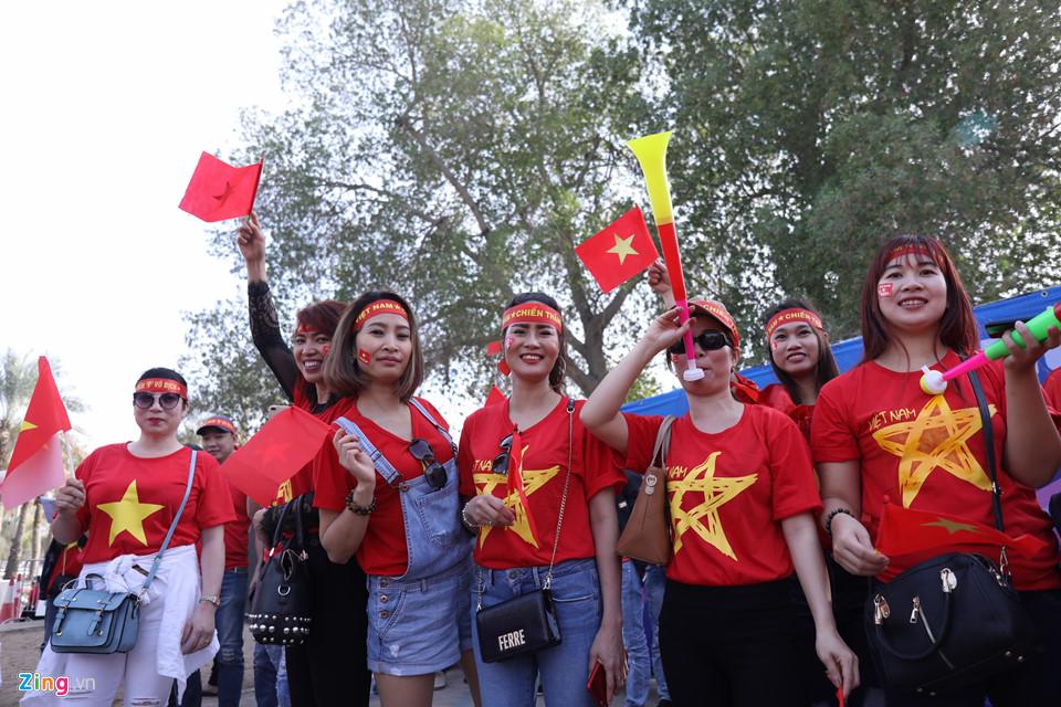 CĐV nữ xinh đẹp tiếp lửa cho tuyển Việt Nam đối đầu Iraq-8