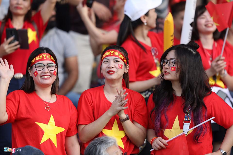 CĐV nữ xinh đẹp tiếp lửa cho tuyển Việt Nam đối đầu Iraq-9
