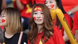 CĐV nữ xinh đẹp 'tiếp lửa' cho tuyển Việt Nam đối đầu Iraq