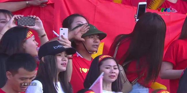 Chẳng phải trai xinh gái đẹp, đây mới là gương mặt chiếm sóng mạng xã hội khi tuyển Việt Nam thua Iraq-1