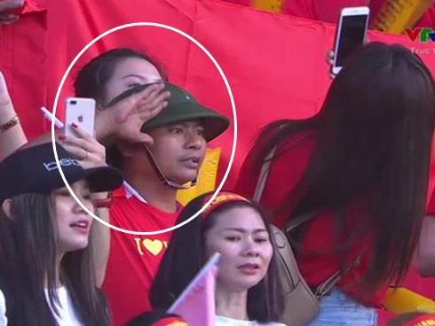 Chẳng phải trai xinh gái đẹp, đây mới là gương mặt chiếm sóng mạng xã hội khi tuyển Việt Nam thua Iraq