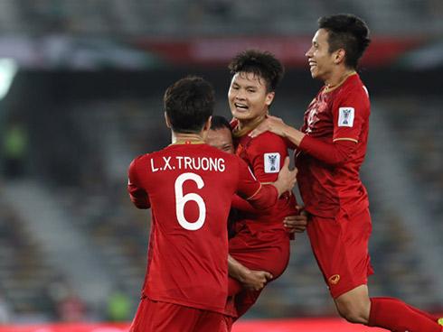 Chết cười với ảnh phiên bản đời thường của ĐT Việt Nam: Văn Toàn làm thợ xây, thầy Park an nhiên uống trà đá-11