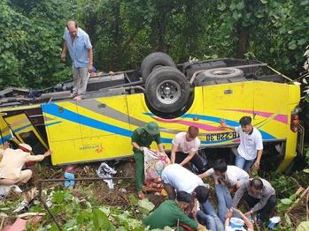 Xe khách lao vực đèo Hải Vân: Tài xế đã cố cho xe tựa sườn núi-3