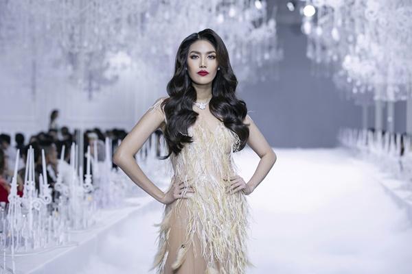 Sau 5 năm vắng bóng, Mai Phương Thuý công phá sàn catwalk-9