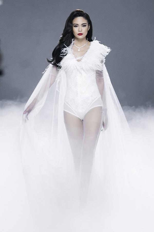 Sau 5 năm vắng bóng, Mai Phương Thuý công phá sàn catwalk-11
