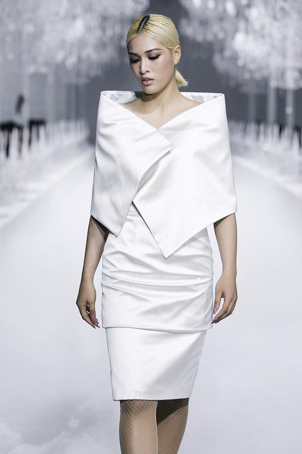 Sau 5 năm vắng bóng, Mai Phương Thuý công phá sàn catwalk-16