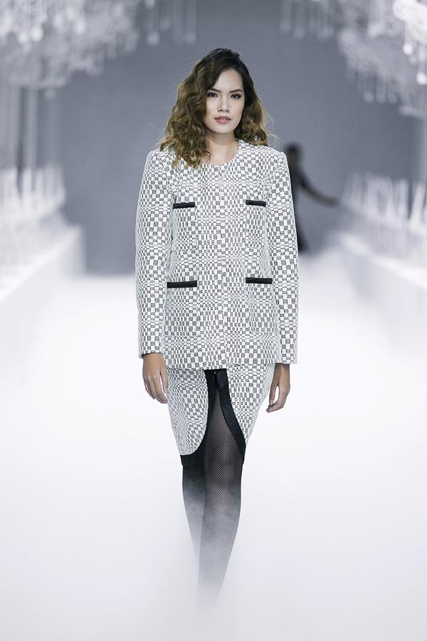 Sau 5 năm vắng bóng, Mai Phương Thuý công phá sàn catwalk-17