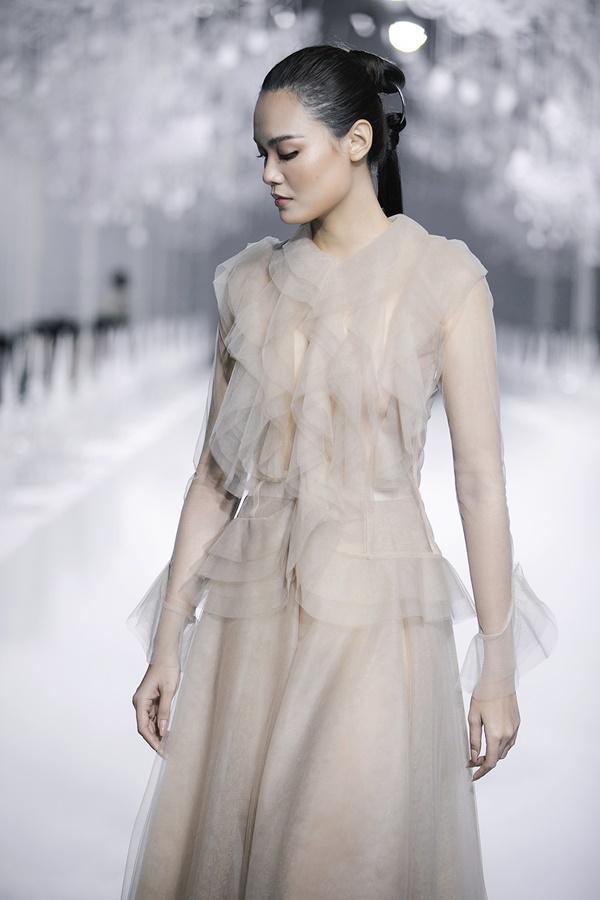 Sau 5 năm vắng bóng, Mai Phương Thuý công phá sàn catwalk-18
