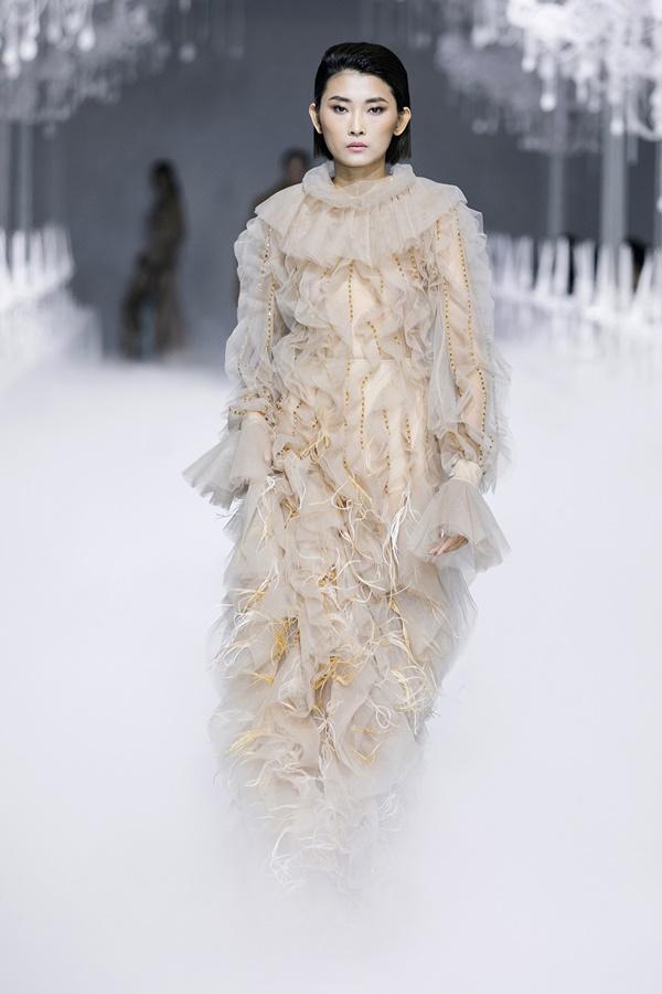 Sau 5 năm vắng bóng, Mai Phương Thuý công phá sàn catwalk-19