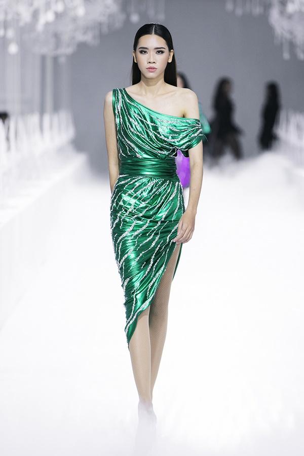 Sau 5 năm vắng bóng, Mai Phương Thuý công phá sàn catwalk-20